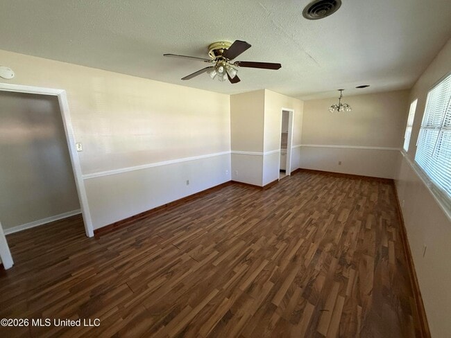 Photo - 405 McGuire Cir