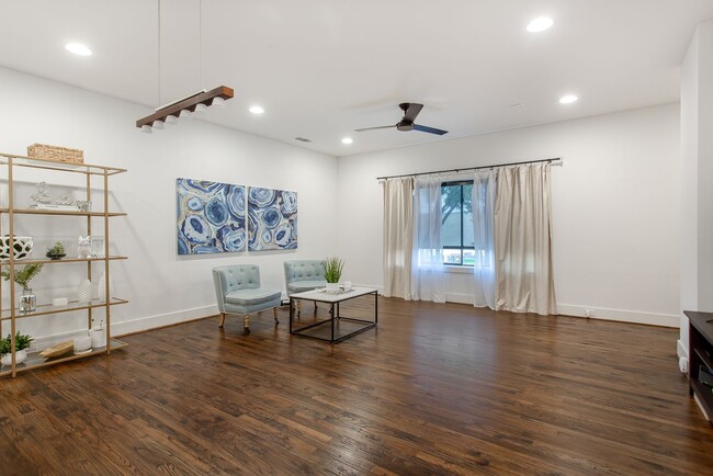 Photo - Modern 2 bed, 2.1 Bath townhome, walking distance to Greenville Ave