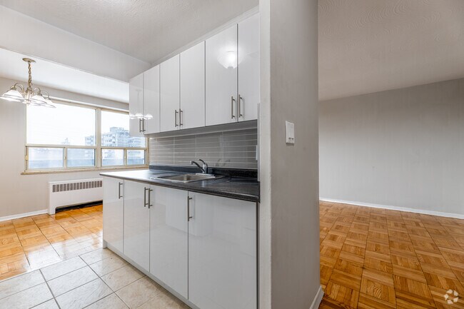 1BR, 1BA - 717 SF - Kitchen - Parkway Manor