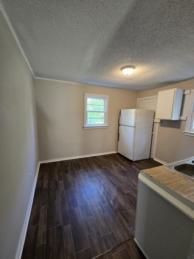 Photo - 855 Bowie St