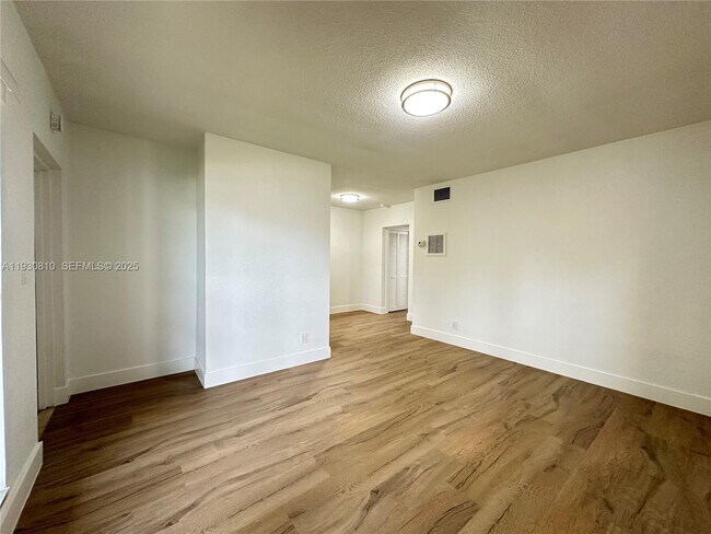 Photo - 2822 Van Buren St Unidad 107