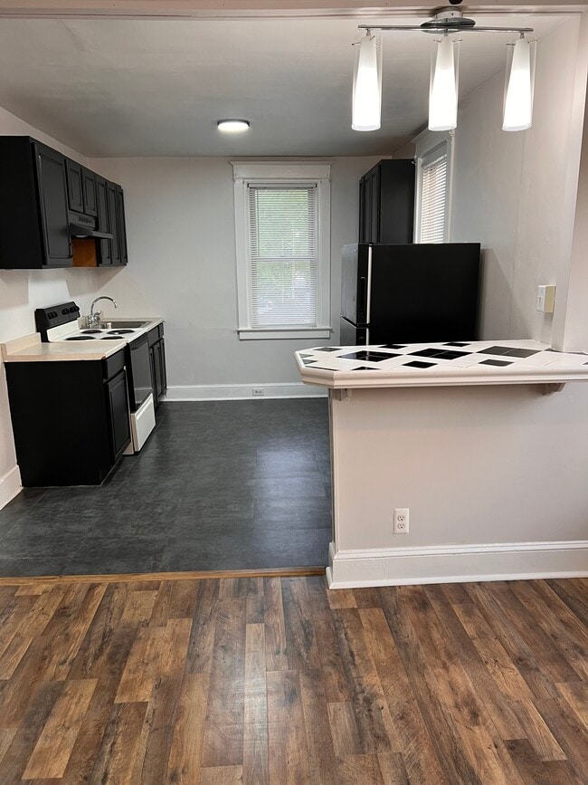 kitchen with island bar - 340 E Broadway Ave Unidad Apt B