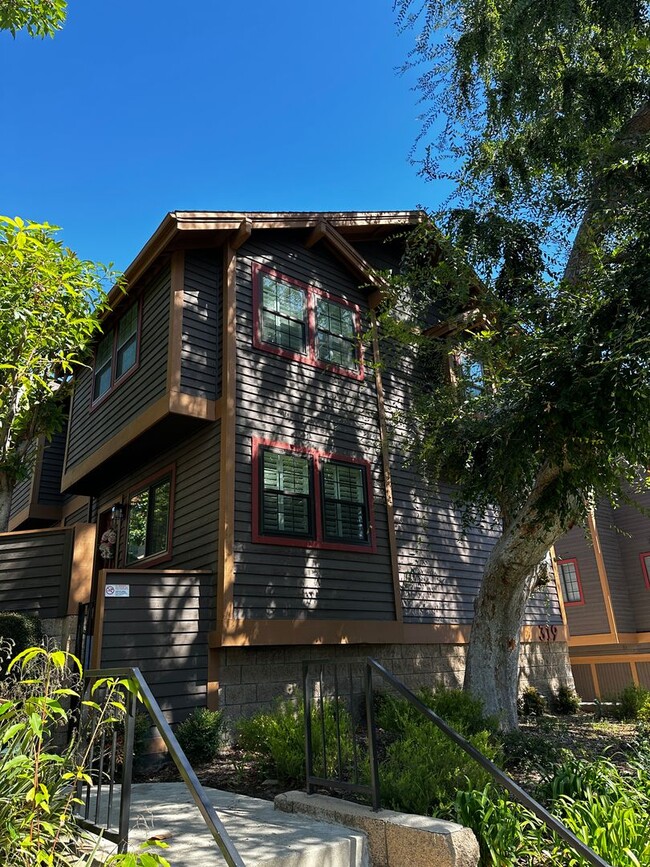 Building Photo - Townhouse in the heart of Pasadena