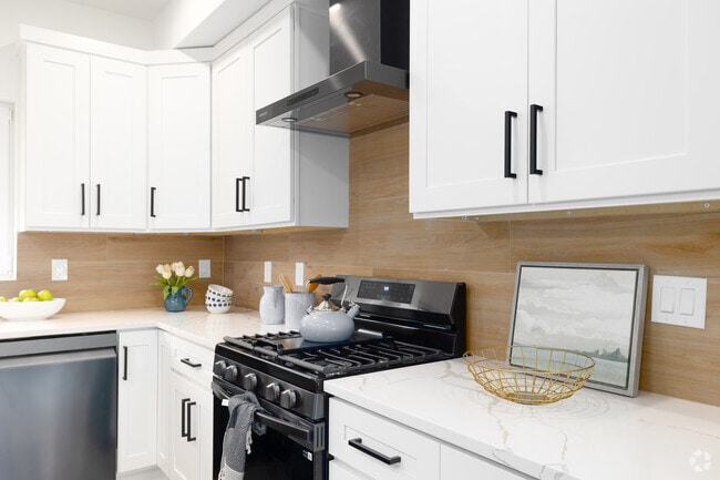 3 habitaciones, 1,5 baños - 1802 pies cuadrados - Cocina - 103-105 Munsell Ave