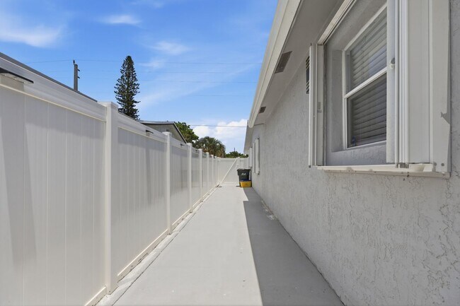 Photo - 128 NW 10th Ave