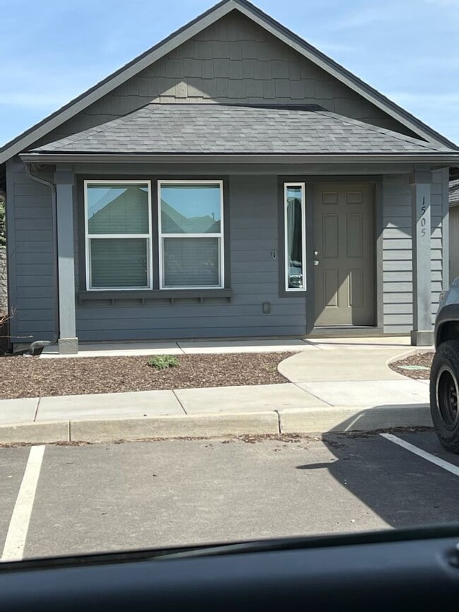 Building Photo - 2 Bedroom / 1 Bathroom Cottage in SW Redmond OR