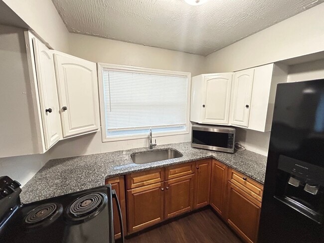 Photo - Beautiful 4 Bed, 2 Bath Home with Fenced i...