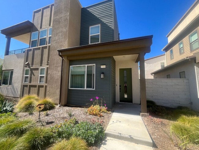 Building Photo - Beautiful 3-Bedroom Home with Solar Panels in Valencia!