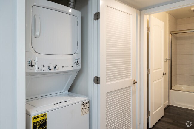 4BR, 3BA - 1,800SF- Laundry