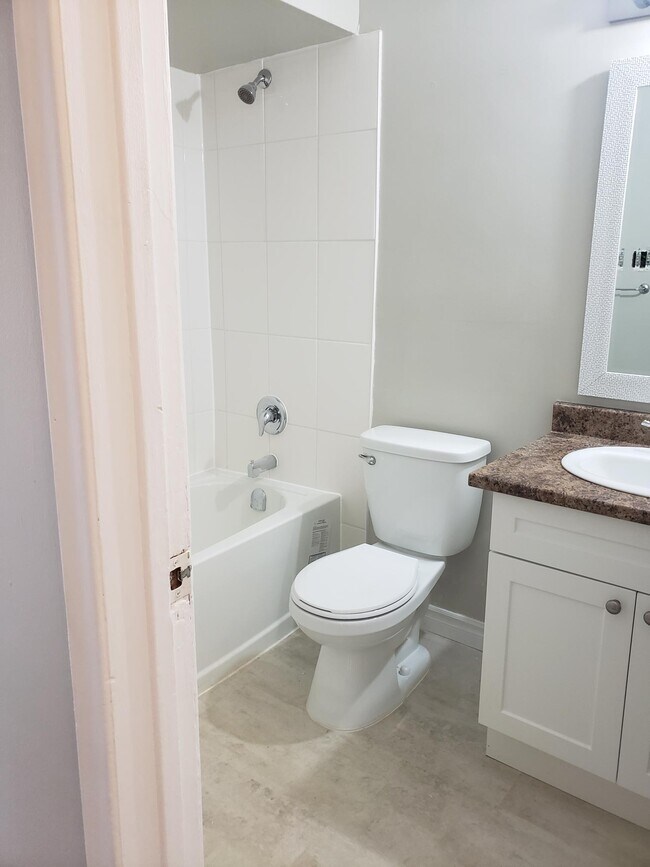 Photo - 105 Mausser Av