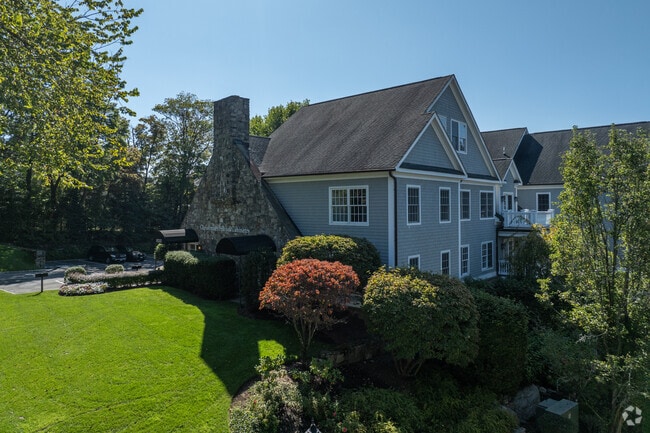 2 Dearfield Dr Greenwich, CT 06831