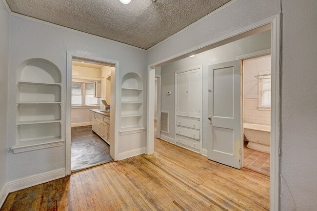 Photo - Beautiful half duplex available September in the Pearl District!