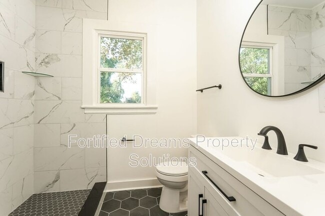 Photo - 410 Beaumont St SW