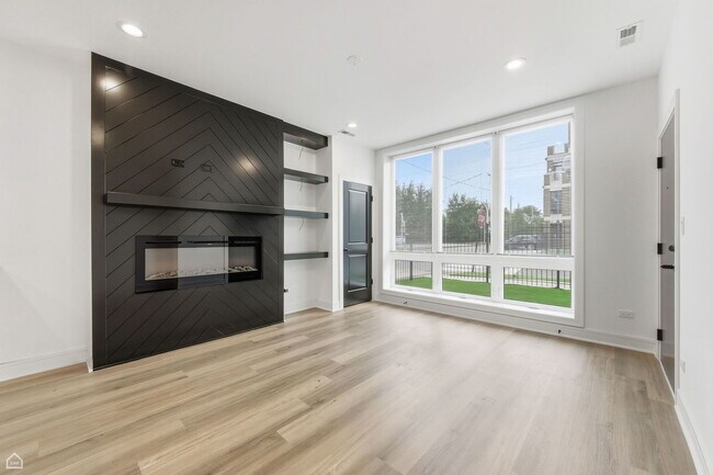 Photo - 3902 S Lake Park Ave Unit 1