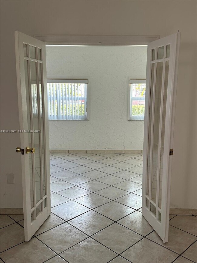 Photo - 431 Tamiami Blvd