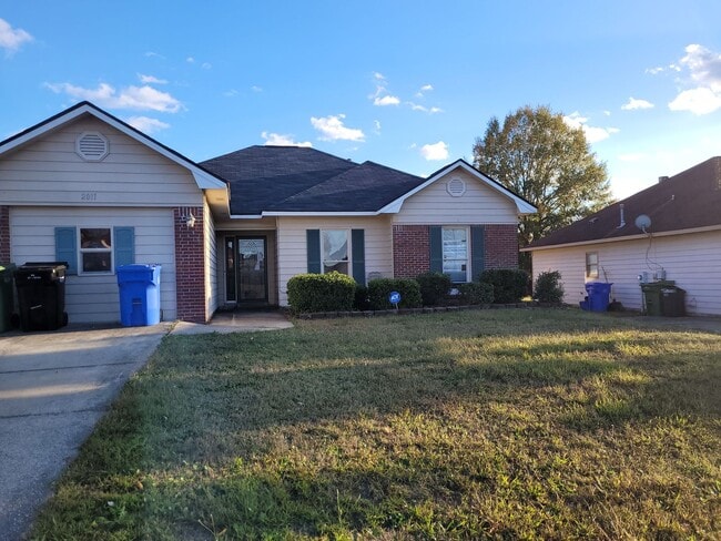 Building Photo - 4 bedroom 2 bath