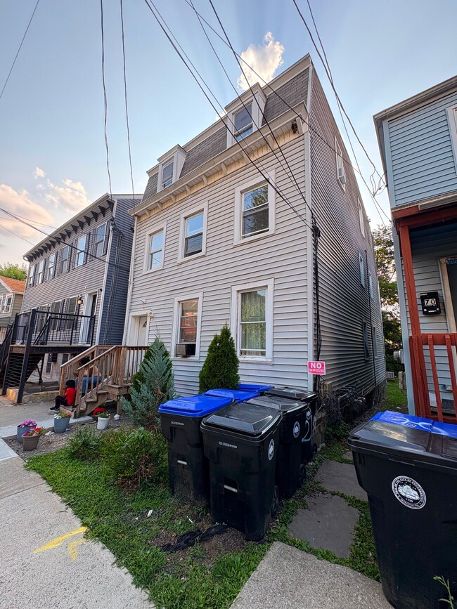 Building Photo - 68 Catharine St Unit 2