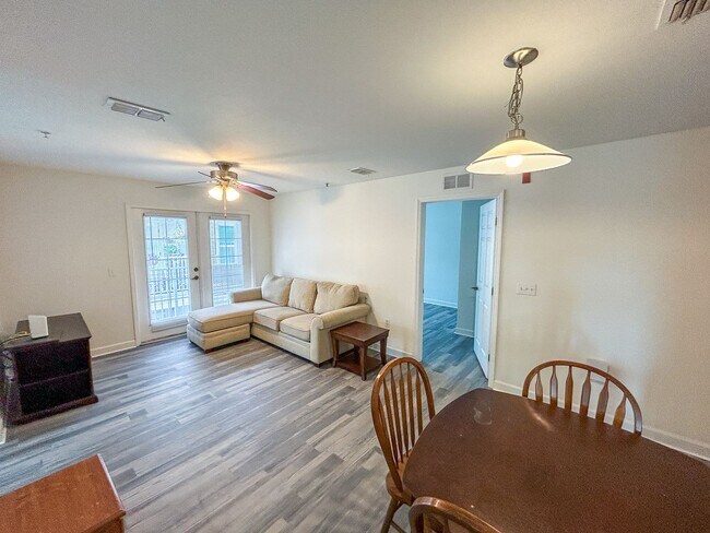 Photo - Oxford Terrace II #404 - Walk to UF and So... Unit 404