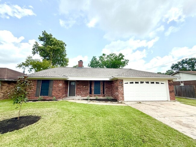 Building Photo - Elegant Recently Updated 3/2/2 Home in Ang...