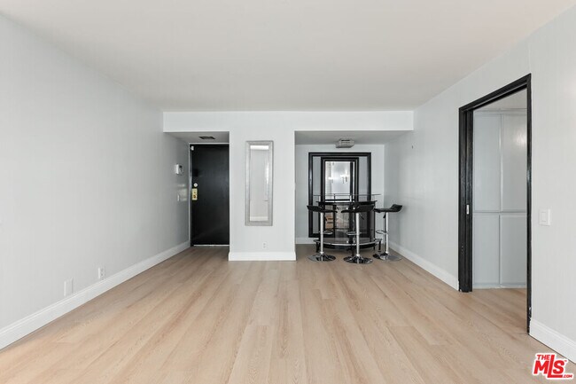 Photo - 1121 N Olive Dr Unit 209