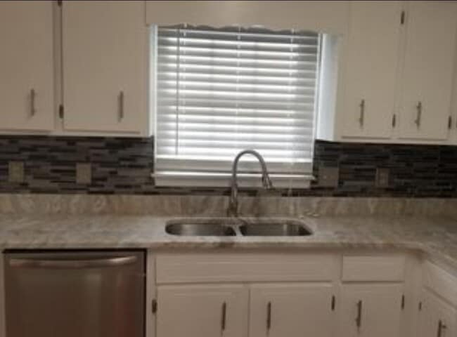 Photo - 900 Sumac Cir