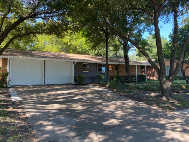 Photo - 313 Hanover Ln