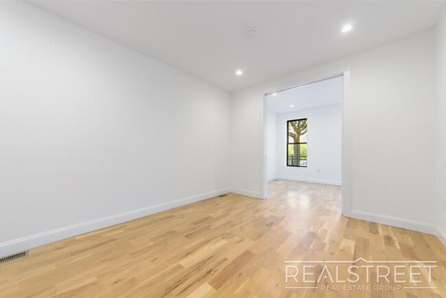 Photo - 3 Bed 2 Bath with W/D & Terrace! Unidad 1