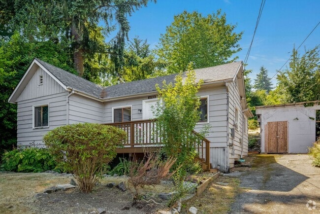 Building Photo - Charming 1 BD 1 BA cottage nestled on a be... Rental