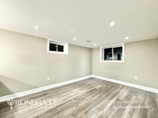 Photo - Spacious 2-Bedroom Basement Apartment with Parking & Shared Backyard in Oshawa Unité 2
