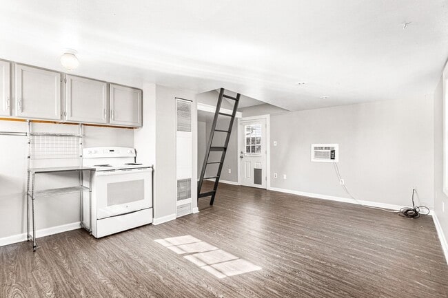 Photo - Detached Studio With Storage & Private Fenced Yard Near Sloan's Lake!