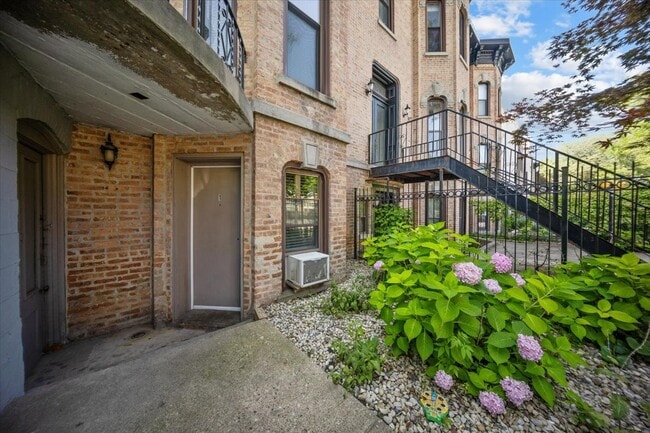 Photo - 750 S Oakley Blvd Unidad 1