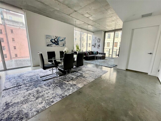 Photo - 151 SE 1st St Unidad 802