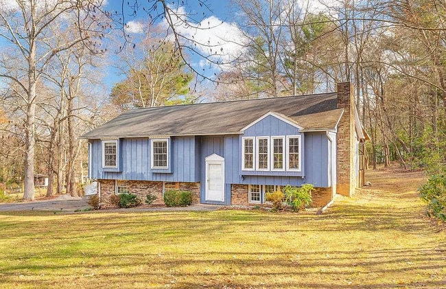 Building Photo - Mills River Rental!