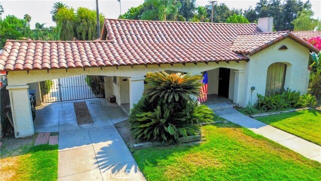 Photo - 471 W 25th St