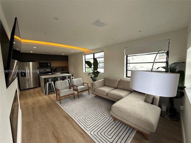 Building Photo - 1716 SW 11th St Unit 4