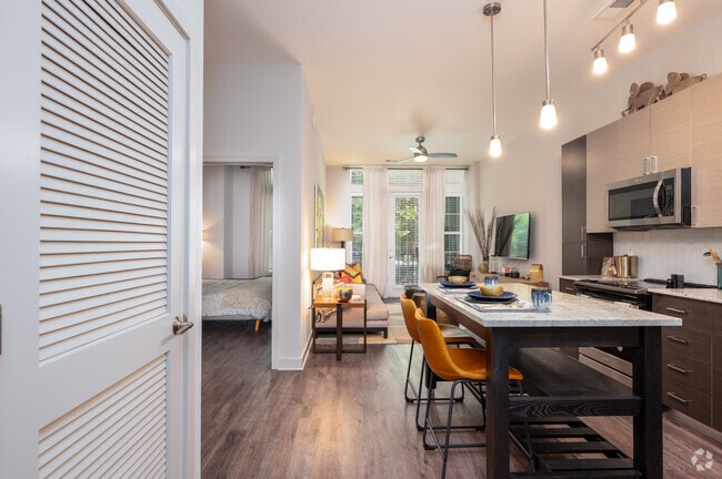 1BR, 1BA - 761SF