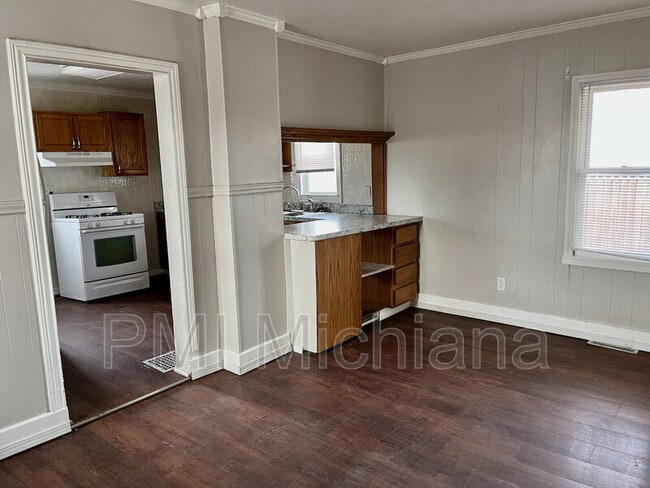 Photo - 212 W 9th St