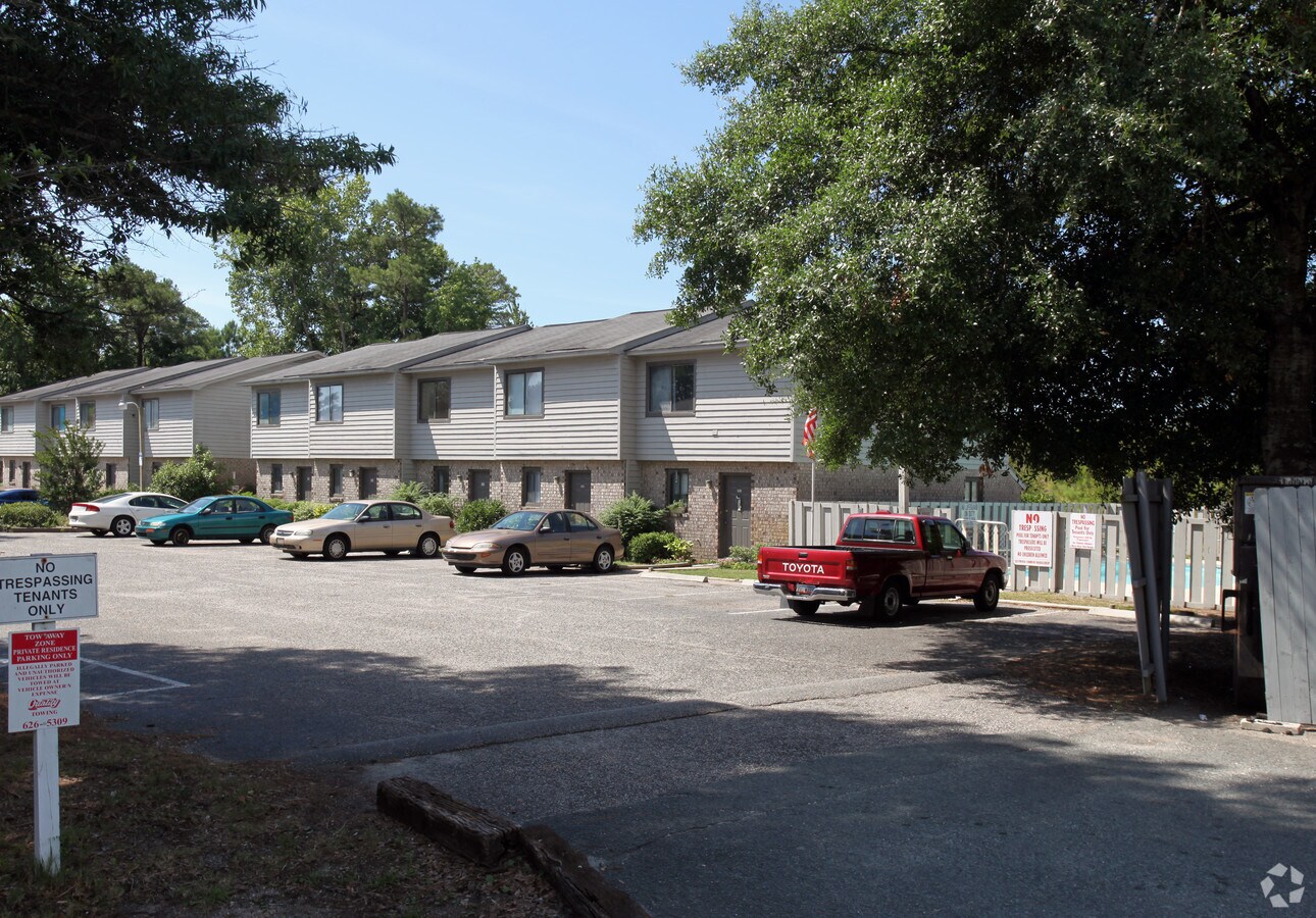 Eastwood Commons - Eastwood Commons Apartments