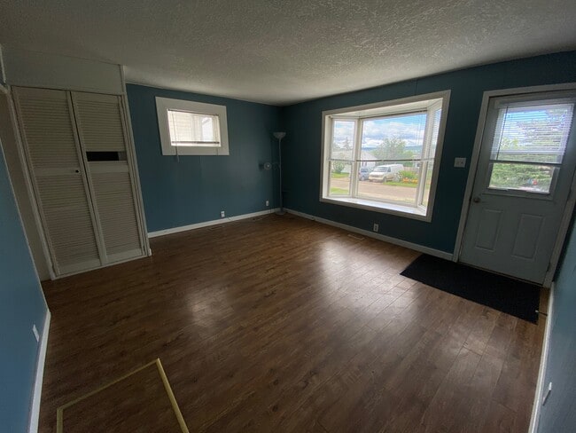 Photo - 960 Cornwall Crescent