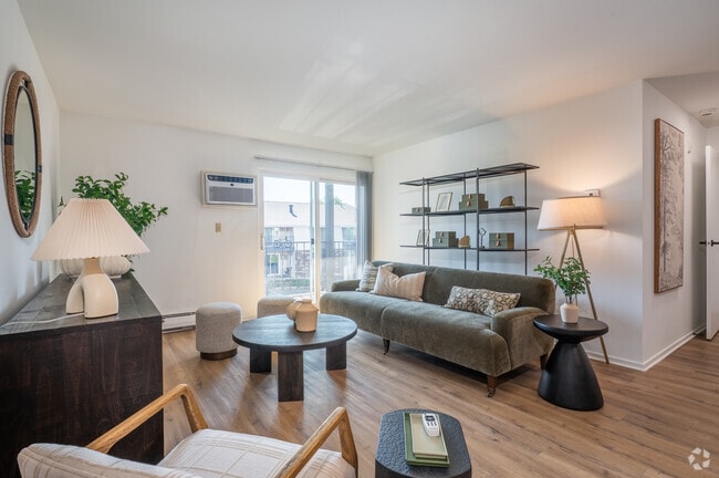 1BR, 1BA - 625SF - Living Room