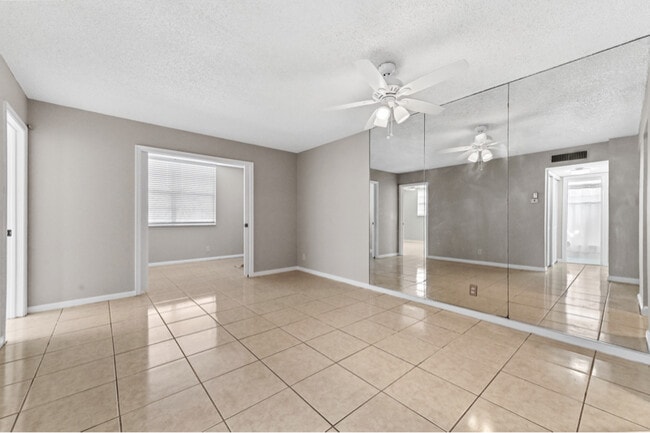 Photo - 3910 Crystal Lake Dr Unidad 204