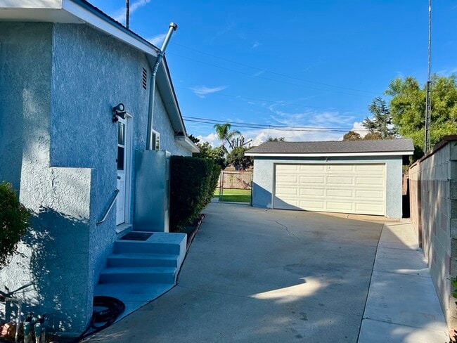 GREAT 3BD HOUSE WITH INCREDIBLE OUTDOOR SPACE!