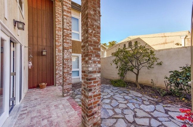 Patio delantero - 4710 E Shaw St Unidad 4710 -1st Floor