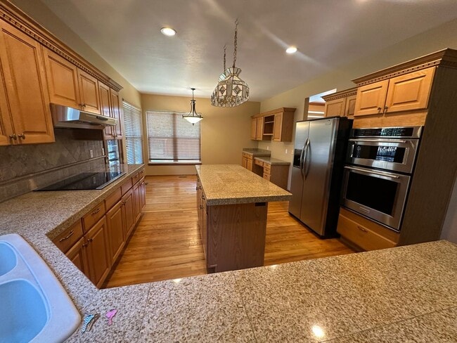 Building Photo - Spacious Rockrimmon Home for Rent – Cul-de-Sac Location!