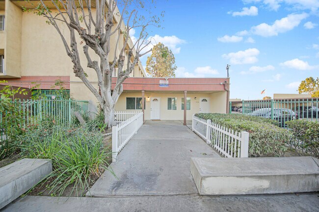 Photo - Inviting Studio with Included Kitchen Appl... Unidad 110