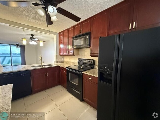 Building Photo - 110 Lake Emerald Dr Unit 405 Rental