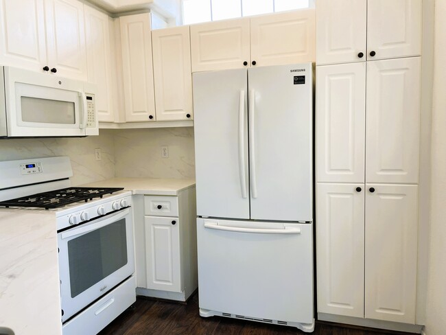 Kitchen - 10776 Sabre Hill Dr Unidad 249
