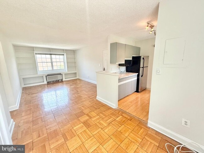 Building Photo - 1706 W Abingdon Dr Unit 302