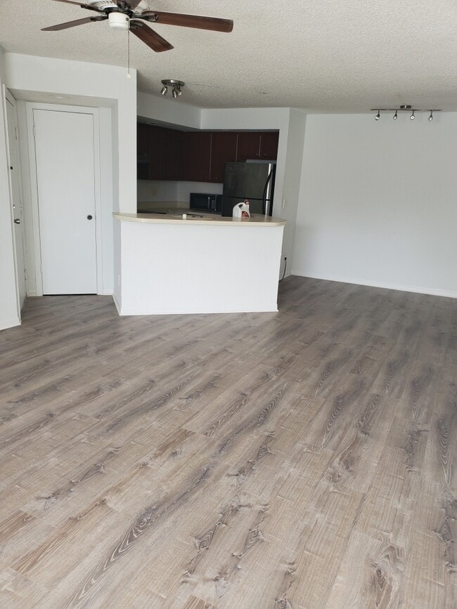Building Photo - 4630 Commander Dr Unit 1028
