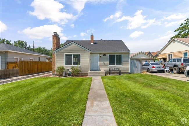 Building Photo - Remodeled 5 Bedroom Home Close to Boise St...